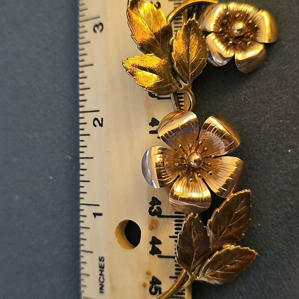 Gold Floral Women Vintage Pin. There Are No Maker Marks - Picture 4 of 7